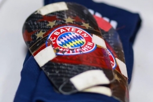 依然深爱！图片报：效力温哥华白浪期间，穆勒仍使用拜仁的护腿板