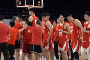 媒体人晒中国男篮踩场训练视频：胡明轩和赵嘉义也参加了
