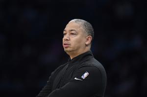 会关注西部排名和季后赛形势？卢：会 但我们此刻不能太分心