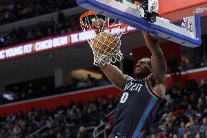 对面双塔不在！杜伦上半场予取予求11中8砍两队最高18分7篮板