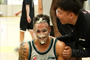 被一堆手摁进蛋糕里 广东队晒球队为奎因庆祝生日视频