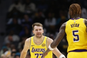 夸梅：湖人球迷只需每天祈祷老詹赶紧走 他走了湖人未来一片光明