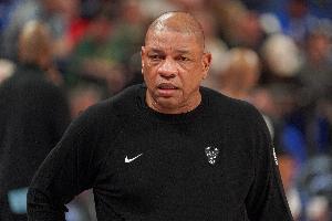 怎么防的？雄鹿被打停 里弗斯对着罗林斯一顿比划输出