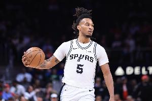 又展示天赋！卡斯尔借掩护疾速突破 送出双手滑翔暴扣！