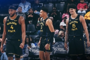 小将给力！勇士官方晒赢球海报：桑托斯&理查德&穆迪登上封面