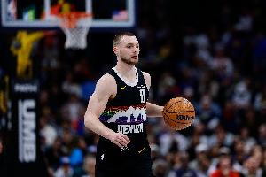 3+0！布劳恩三分命中同时约基奇篮下被犯规 可惜自己加罚不中