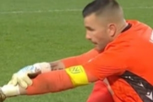 机智！南特门将比赛期间诈伤，为穆斯林队友们争取时间吃东西