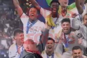 一本菲卡球迷参观伯纳乌时，手拿香蕉放在维尼修斯照片前合影