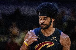 两双到手！贾勒特·阿伦半场9中7砍下16分10板2断1帽 罚球2中2