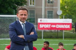 意媒：米兰CEO弗拉尼亲自到场观看球队训练，鼓励并提振士气