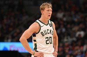 旗鼓相当！残阵骑士客场首节33-33战平雄鹿