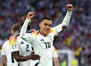 德国队为穆西亚拉庆祝23岁生日，他已为球队出战40次打进8球