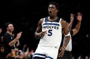 关键时刻真硬！爱德华兹24中12拿下31分3板5助1断 连拿7分收比赛