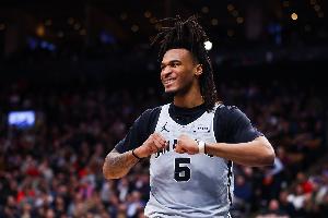 一马当先！卡斯尔抢断反击一条龙 起飞双手暴扣打进加罚