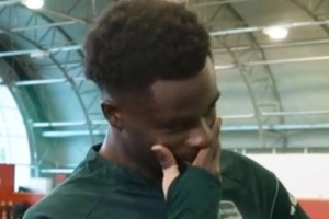 太阳报：萨卡与阿森纳续约后看到父母写给他的信，热泪盈眶