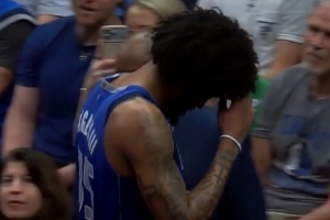 很危险！巴格利防守时倒地时 头撞到尤班克斯膝盖 回更衣室了