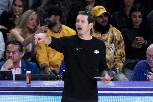 主持人：湖人全队都太在意判罚了 落后22分JJ还纠结一回合的判罚