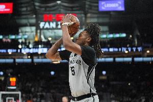 飞天遁地！卡斯尔反击暴扣再度打2+1 赛前因左髋屈肌紧张出战成疑