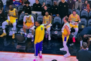 胜过千言万语！湖媒发替补席图：詹东分坐两端 全员沉默&保持距离