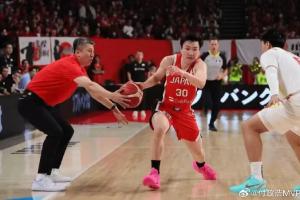 媒体人：FIBA裁判可能会针对性加强对郭士强边线站位的审视