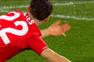 硬汉！欧联杯森林vs费内巴切，28岁中场耶茨手指脱臼仍坚持比赛