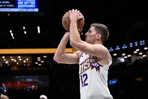 势头不对啊！吉莱斯皮弧顶借掩护三分打停湖人 分差接近上双