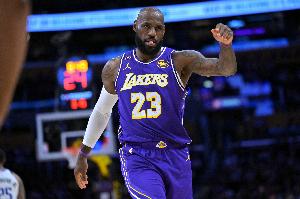 里程碑！詹姆斯湖人生涯总得分突破12000分大关 队史第十人