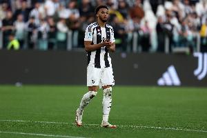 记者：凯利被裁判荒谬的罚下，这张红牌你可以把它称作财政红牌