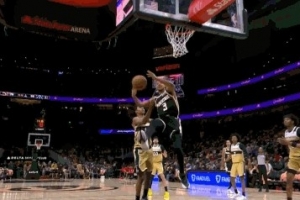 约翰逊强硬拉下麦科勒姆险些出现冲突 裁判回看后吹罚普通犯规