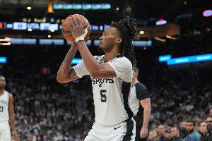 文班亚马：卡斯尔清楚自己的角色 面对他的防守对手运球都很难