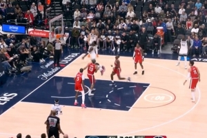 直捣黄龙！爱德华兹弧顶接戈贝尔回传直接冲筐单臂砸扣