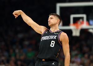 奋力反击！格雷森·阿伦连中三分 太阳轰出10-0追到2分打停湖人