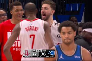 惊天攻击波！火箭轰出21-0反超魔术 谢泼德一人连干11分！