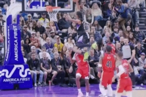 错失年度十佳！科迪·威廉姆斯死亡隔扣被犯规 差之毫厘险些扣进