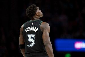 NBA官方：爱德华兹因将比赛用球扔向观众席 罚款25000美元