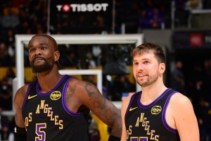 乘胜追击！东契奇助攻艾顿空接暴扣 湖人11-0领先两位数打停太阳