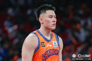 解说：因孩子出生 李弘权曾想婉拒男篮的邀请 但最后选择接受征召