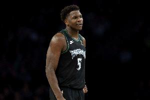 爱德华兹：有些人会说我应该多传球 但我自己投赢面会更大