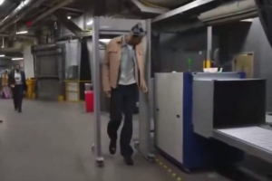 给个下马威？此前客战猛龙 文班亚马安检时需要低头才能通过