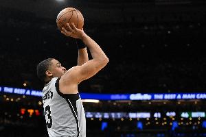 米奇：看到凯尔登逐渐成熟并接受自身角色非常有趣 他是马刺领袖