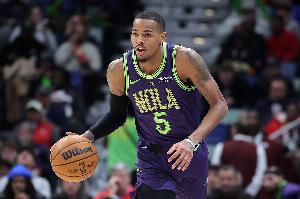 复出第二场！德章泰·穆雷上半场7中3砍下9分5助3断 脑后传球很秀