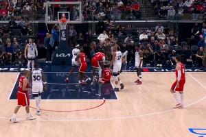 麦丹一把拉下马瑟林吃一级恶意 邓恩背后杀出紧揪前者球衣出头吃T