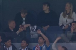 每体：队友受伤赫伊森被拍到大笑，遭到媒体批评“极度缺乏尊重”