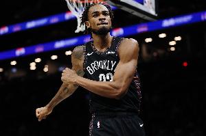 不容易！特拉奥雷抛传越过文班 克拉克斯顿起飞空接扣进