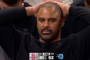 给乌度卡投懵了！贝恩三分球再中 乌度卡场边双手抱头面无表情