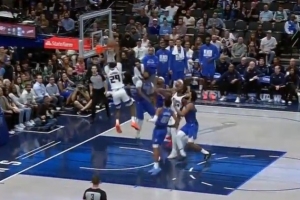 帅！德文·卡特抢断后被包夹 普洛登跟进脑后拉满弓双手炸裂暴扣