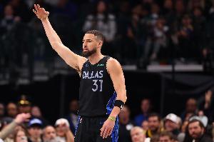 克莱替补出战16分钟 7中3&三分3中2拿到8分2板2助1帽 正负值-4