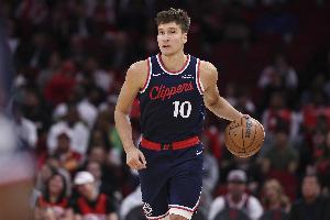 铁到家了！快船上半场三分12中1 博格丹半场结束前命中唯一三分