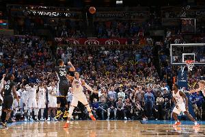 十年前的今天：库里面对雷霆狂轰12记三分 最后时刻超远三分绝杀