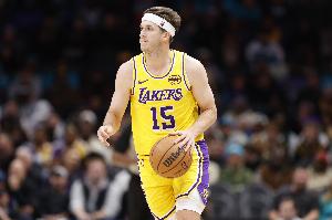 着急了！里夫斯为策动快攻用拳击球 被吹违例